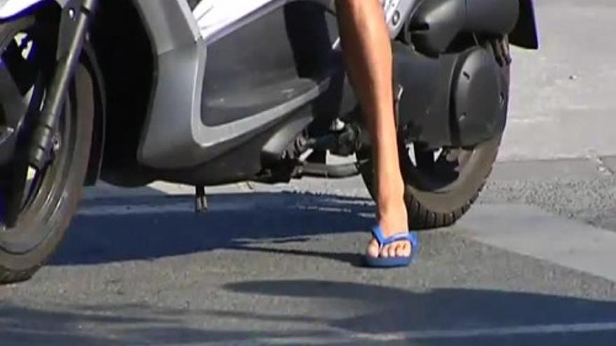 Con chanclas en la moto