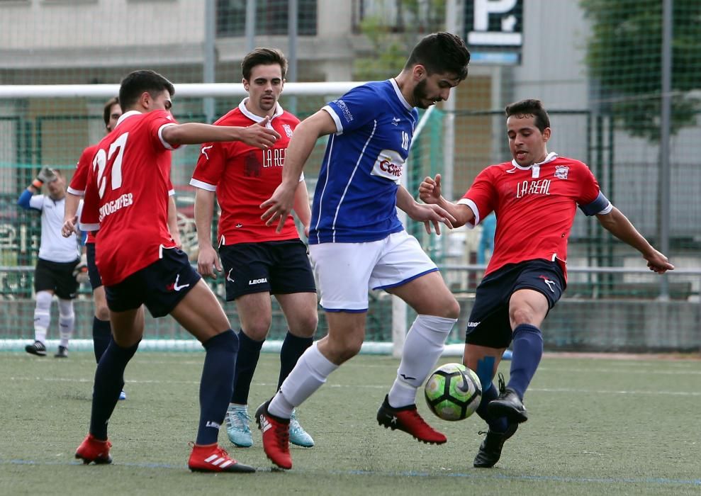 Los jugadores del Porriño celebran su ascenso a Tercera, con manteo a su entrenador Manuel Losada incluido.