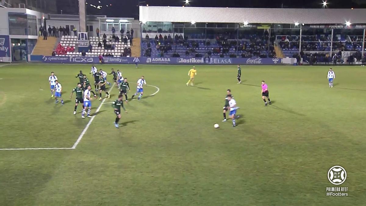 Dos jugadores del Alcoyano, en posición antirreglamentaria en el centro que acabó en el 1-1.