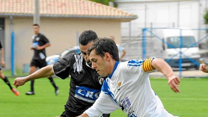 El capità Joan Noguera intenta desfer-se del marcatge d&#039;un rival