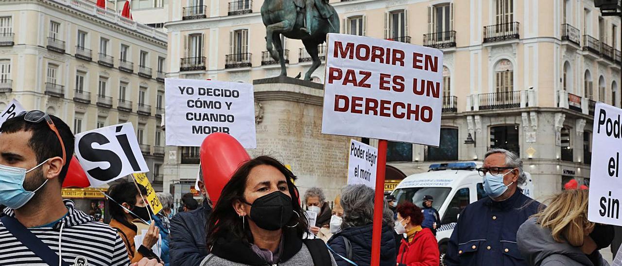 Manifestantes a favor de la despenalización de la eutanasia, ayer en Madrid.  | MARTA FERNÁNDEZ/EUROPA PRESS