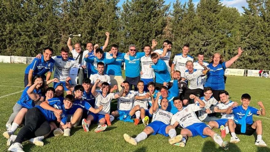 El CD Ricla de Regional se proclamó campeón de Copa frente al Longares. | SERVICIO ESPECIAL