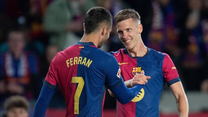 Ferran felicita a Olmo después del gol, el 1 0 sobre el Mallorca.