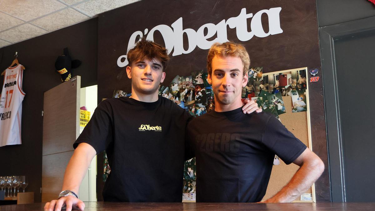 Joel Pont i Pau Muñoz a la barra de L'Oberta, a Santpedor
