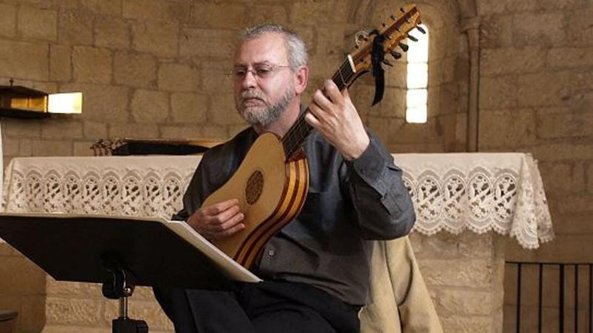 Un músico toca la vihuela en una iglesia.