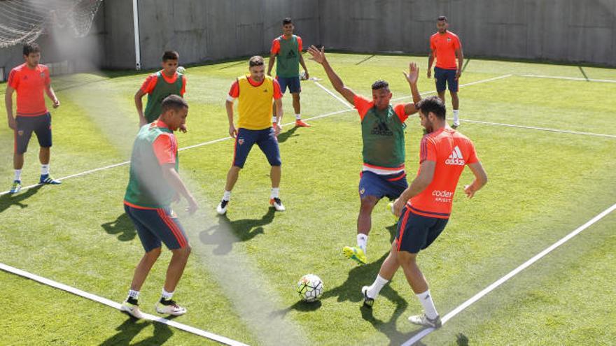 Cancelo y Sivera se lucen en el entrenamiento del Valencia