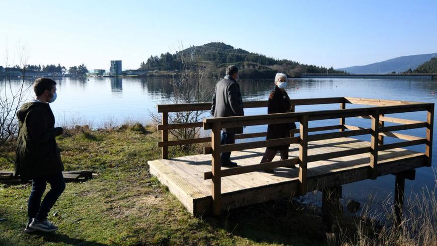 Visita del alcalde y concejales a O Pontillón do Castro, ayer. |   // GUSTAVO SANTOS