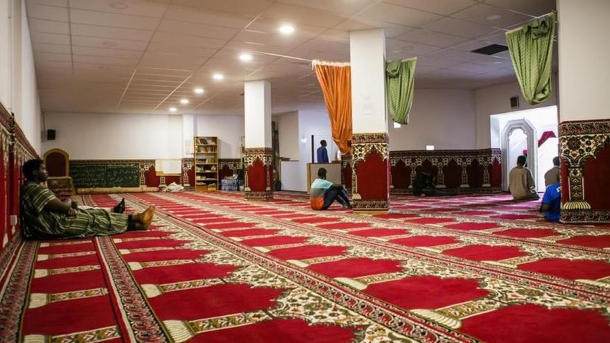 Decenas de personas impiden el cierre de una mezquita en Getafe