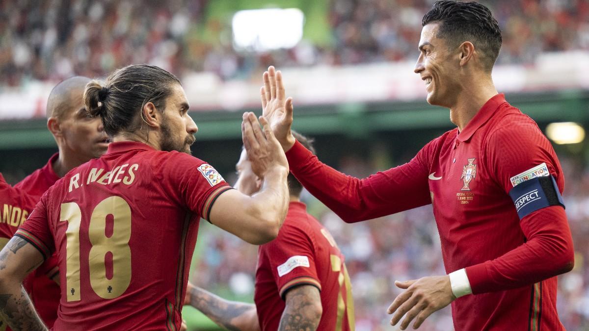 Cristiano Ronaldo celebra con Ruben Neves un gol de la selección de Portugal