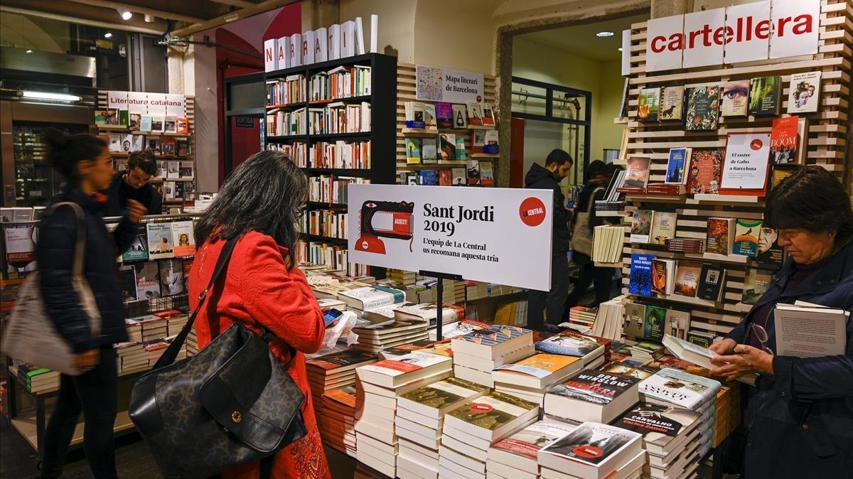 Ambiente pre-Sant Jordi en la librería La Central del Raval, la mañana del lunes de Pascua.