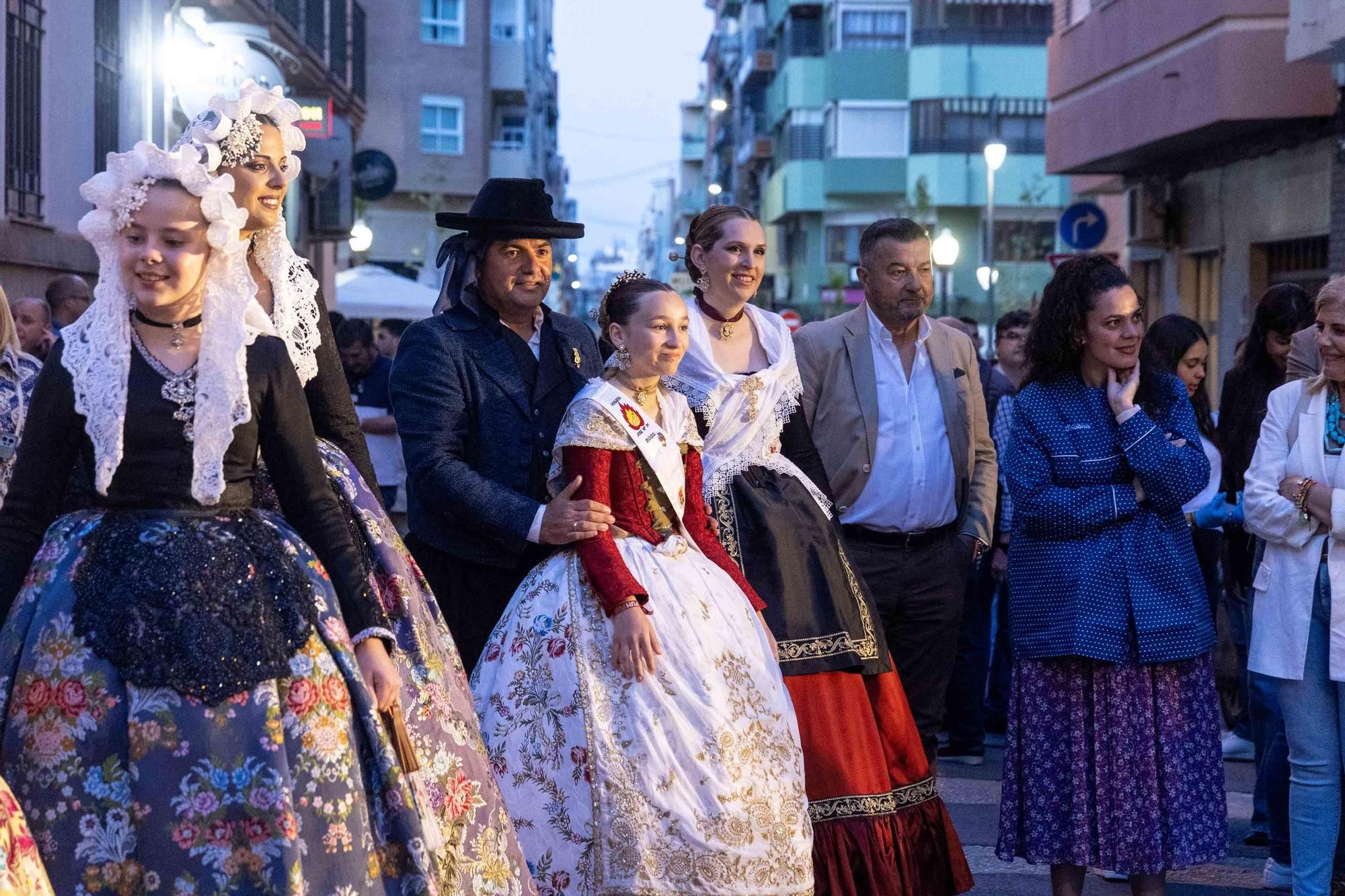 El homenaje al fundador de las Hogueras, José María Py, y el Festival de Bandas de Andrés Llorens iluminan una noche con olor a fiesta y pólvora