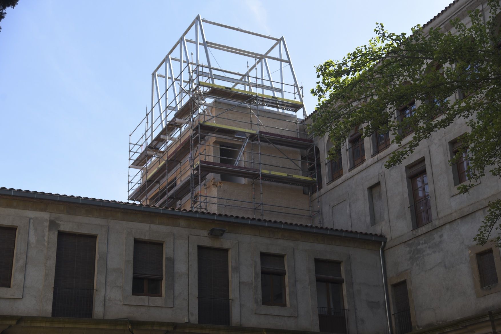 Recobreixen de peces d’alumini l’estructura de la futura entrada al Museu de Manresa