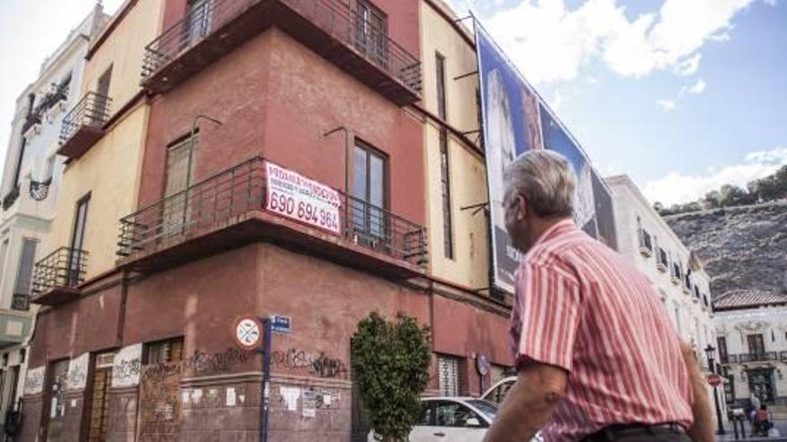 Orihuela saca a exposición modificar el PGOU para levantar áticos en la Casa Racionalista