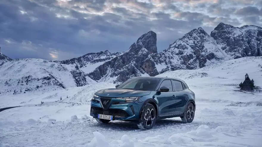 Alfa Romeo Junior Ibrida Q4, ahora con tracción total
