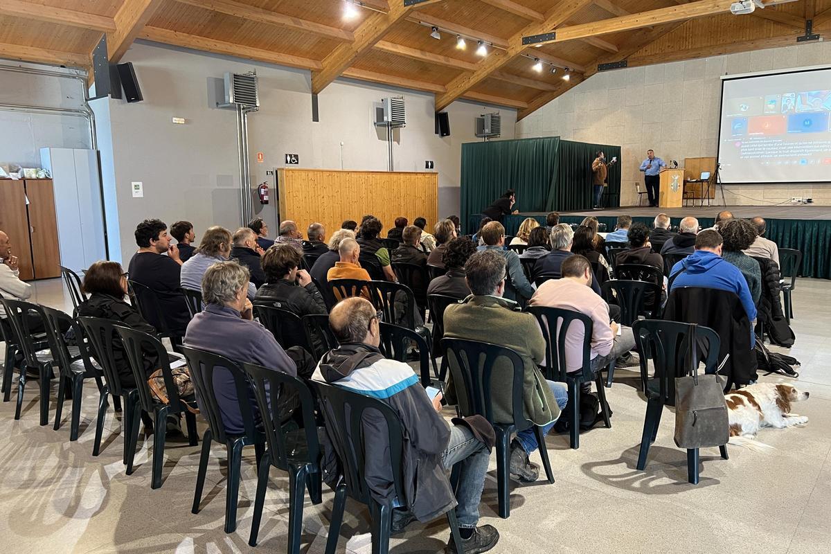 Públic assistent a la jornada de ramaders on s’ha parlat dels efectes que tenen pel llop.