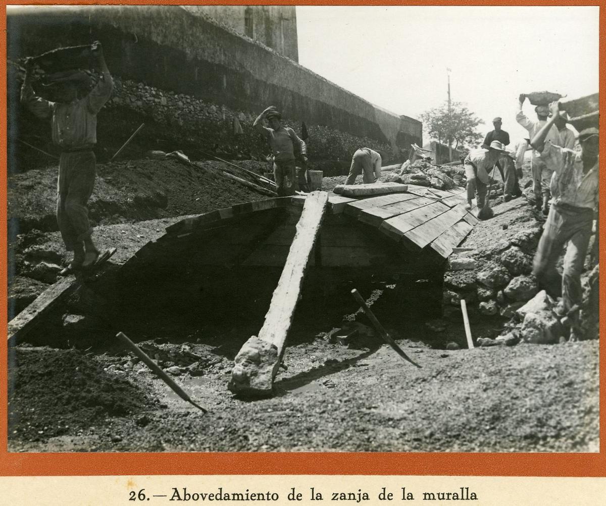 Imagen histórica de las tareas de abovedamiento de la zanja de la muralla liberal.