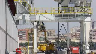 La falta de componentes tecnológicos deja sin fecha la nave cerrada para los graneles del puerto de Alicante