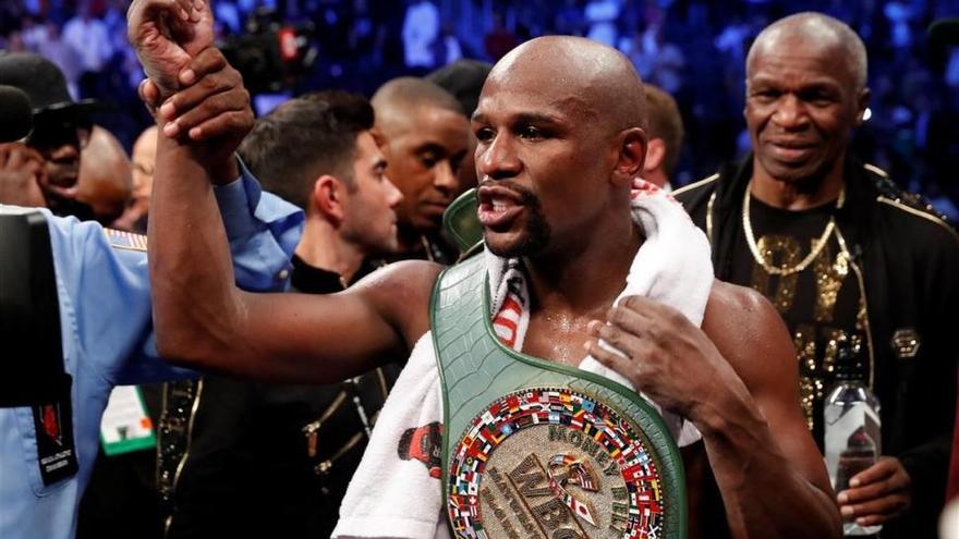 Mayweather sale ileso tras ser disparada la comitiva en la que viajaba