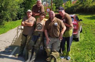 Los pescadores sueltan 85.000 alevines al Nalón, es la "única forma de mantenerlo con vida"