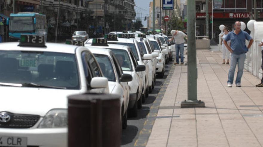 Los taxistas elegirán en referéndum trabajar por turnos o tener días libres