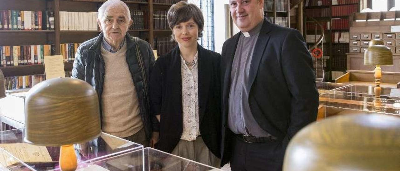 Por la izquierda, Javier Fernández Conde, Judit Hidalgo y Sergio Martínez, ayer, durante la inauguración de la exposición de la biblioteca del Seminario.