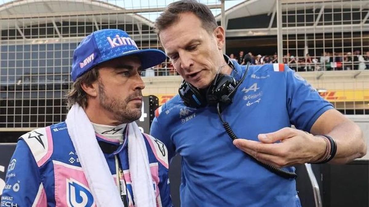 Alonso, junto a Laurent Rossi antes de una carrera.