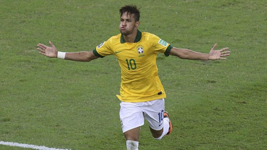 Neymar celebra su gol a España en la final.