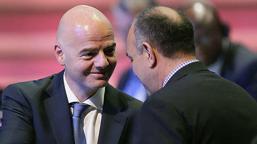 Infantino y el presidente de la Asociación de Fútbol de Gibraltar.