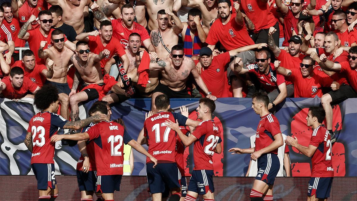 Los futbolistas celebran con los aficionados el gol de Budimir al Girona en el último encuentro de pasada temporada