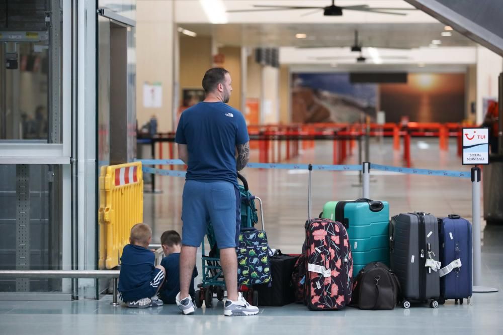 Los trabajadores del aeropuerto explican cómo notan el aumento de turistas que experimenta la isla estas semanas