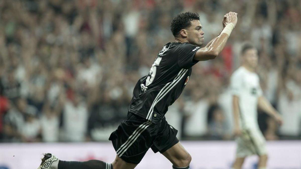 Pepe celebrando un gol con el Besiktas