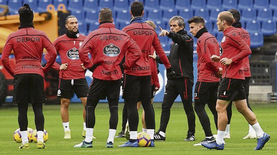 Natxo González da instrucciones a los jugadores ayer durante el entrenamiento en Riazor.