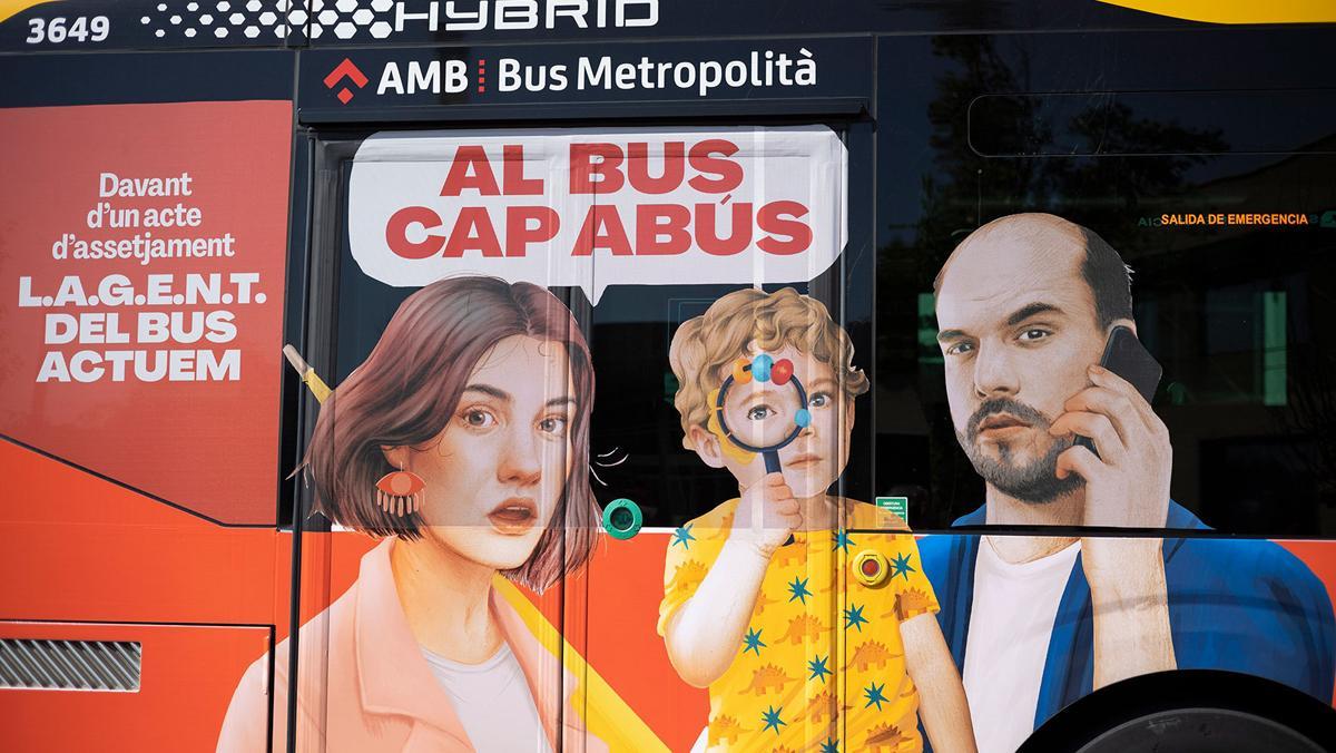 Los carteles de la campaña ‘Al bus, cap abús!’, presentes en el transporte público del área metropolitana de Barcelona.