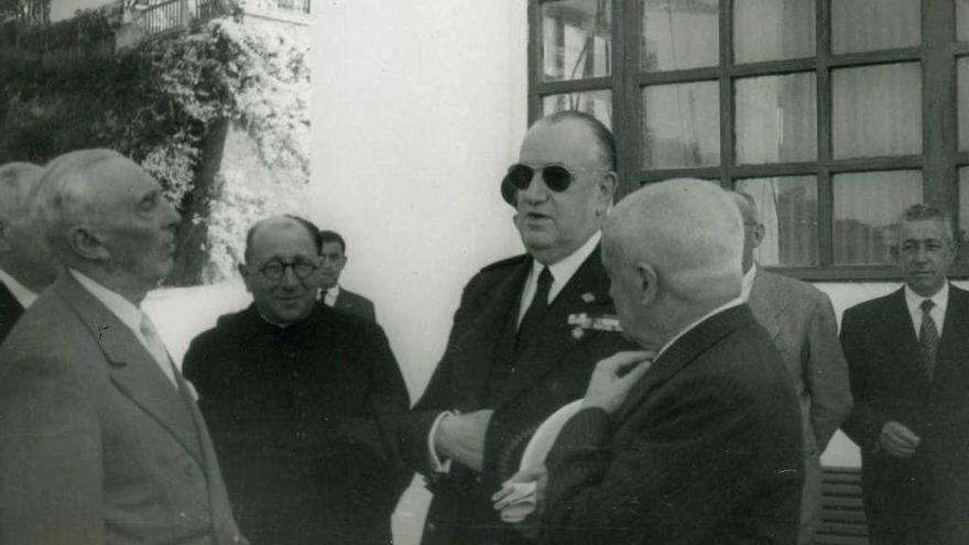 El conde de Vallellano en una visita a Vilagarcía recibido por el alcalde Rey Daviña, en foto de archivo de &quot;O Faiado da Mamoria&quot;. // Cedida