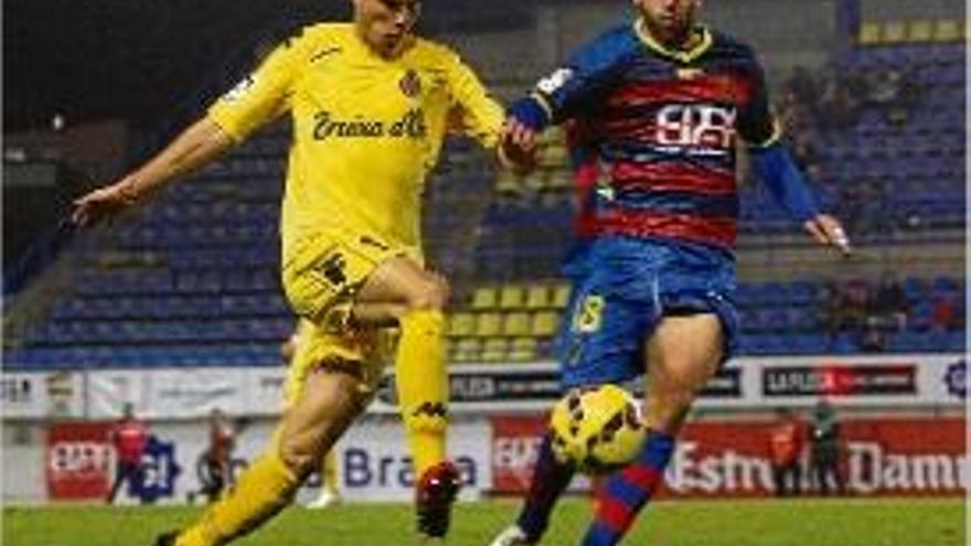 Pablo Íñiguez, en una acció del derbi contra el Llagostera a Palamós.