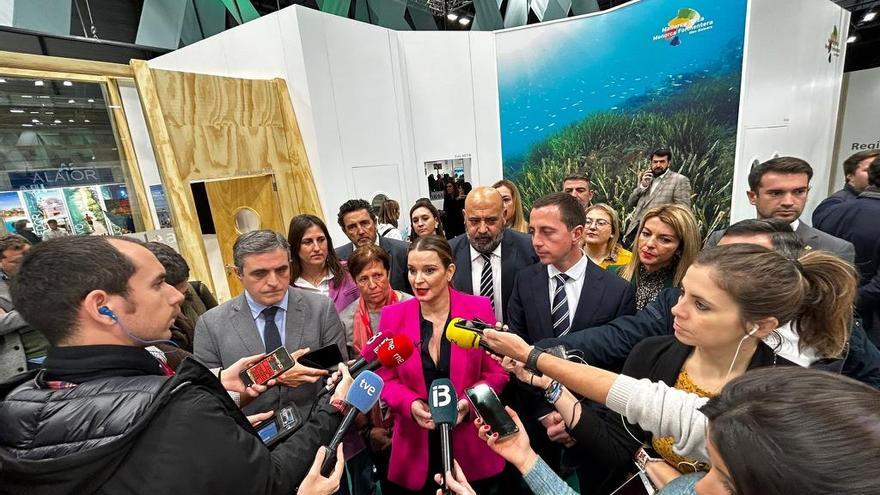 La líder popular, Marga Prohens, durante sus declaraciones en el estand balear, en Fitur.