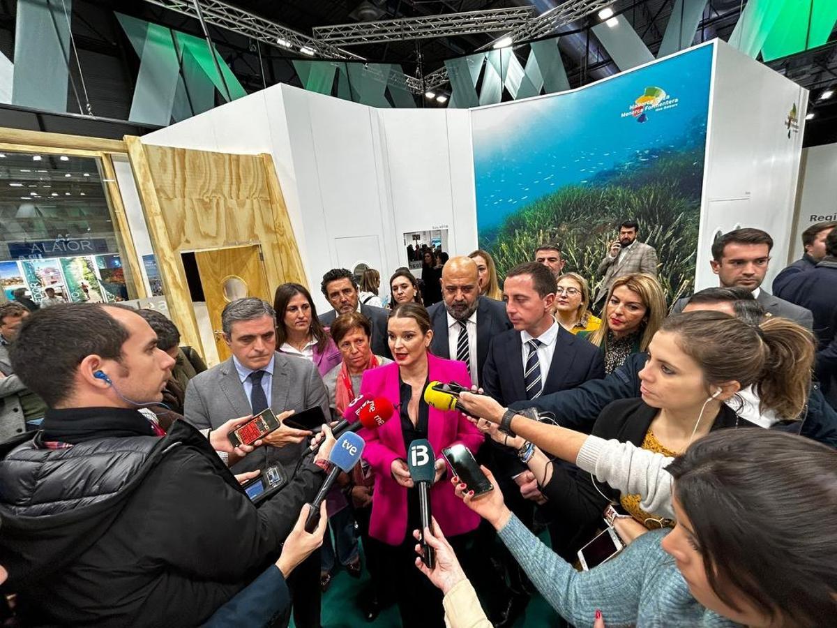 La líder popular, Marga Prohens, durante sus declaraciones en el estand balear, en Fitur.