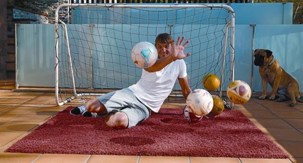 Porter 8 Cristian, l’heroi del Barça en la tanda de penals que va donar la Lliga als blaugranes, ahir, amb el seu gos, a casa seva, a Cervelló.