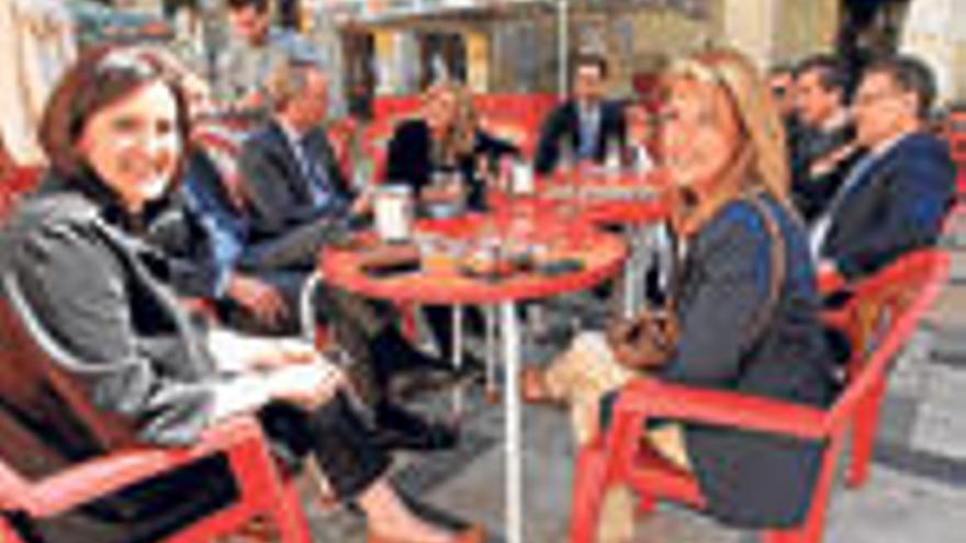 Fabra se tomó un café en la Plaça de Dins tras la reunión