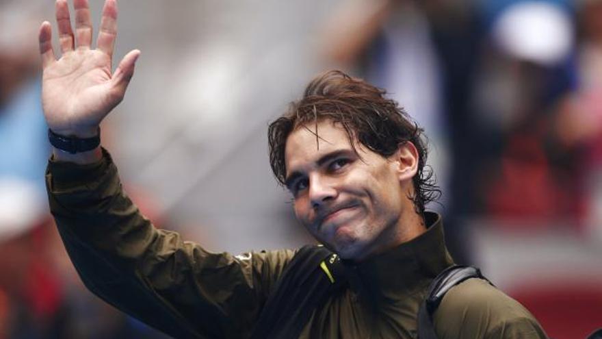 Rafa Nadal saluda al público.