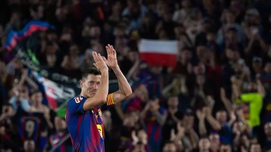 Pasillo de aplausos...y collejas para despedir a Lewandowski