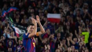 Pasillo de aplausos...y collejas para despedir a Lewandowski