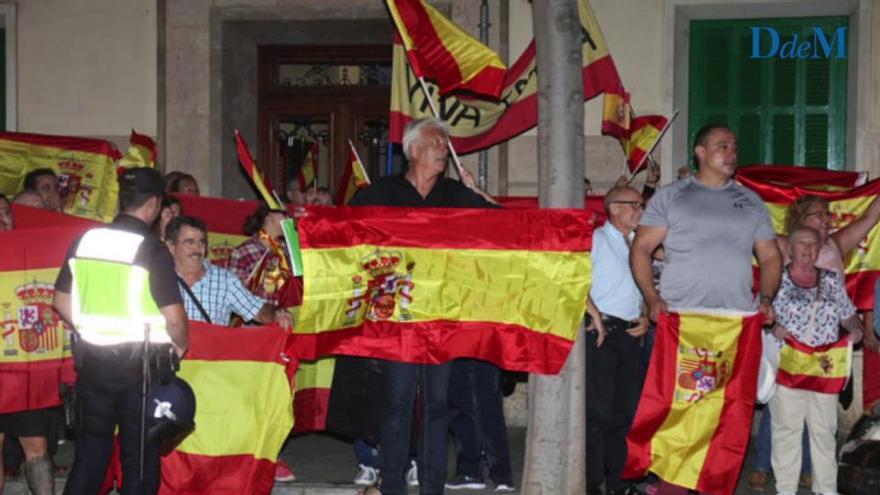 Manifestantes gritan 'Viva España' durante un acto de la CUP Palma