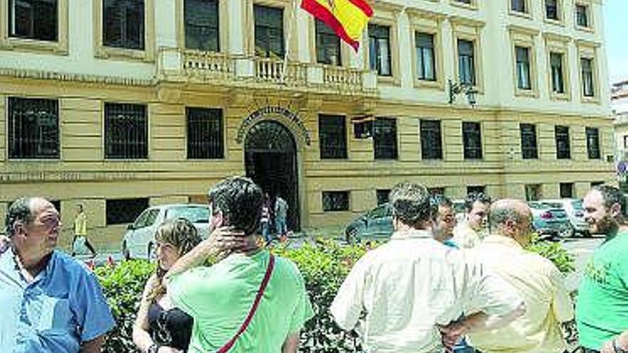 Miembros de Ganaderos Unidos, ayer, ante la Comisaría de Oviedo.