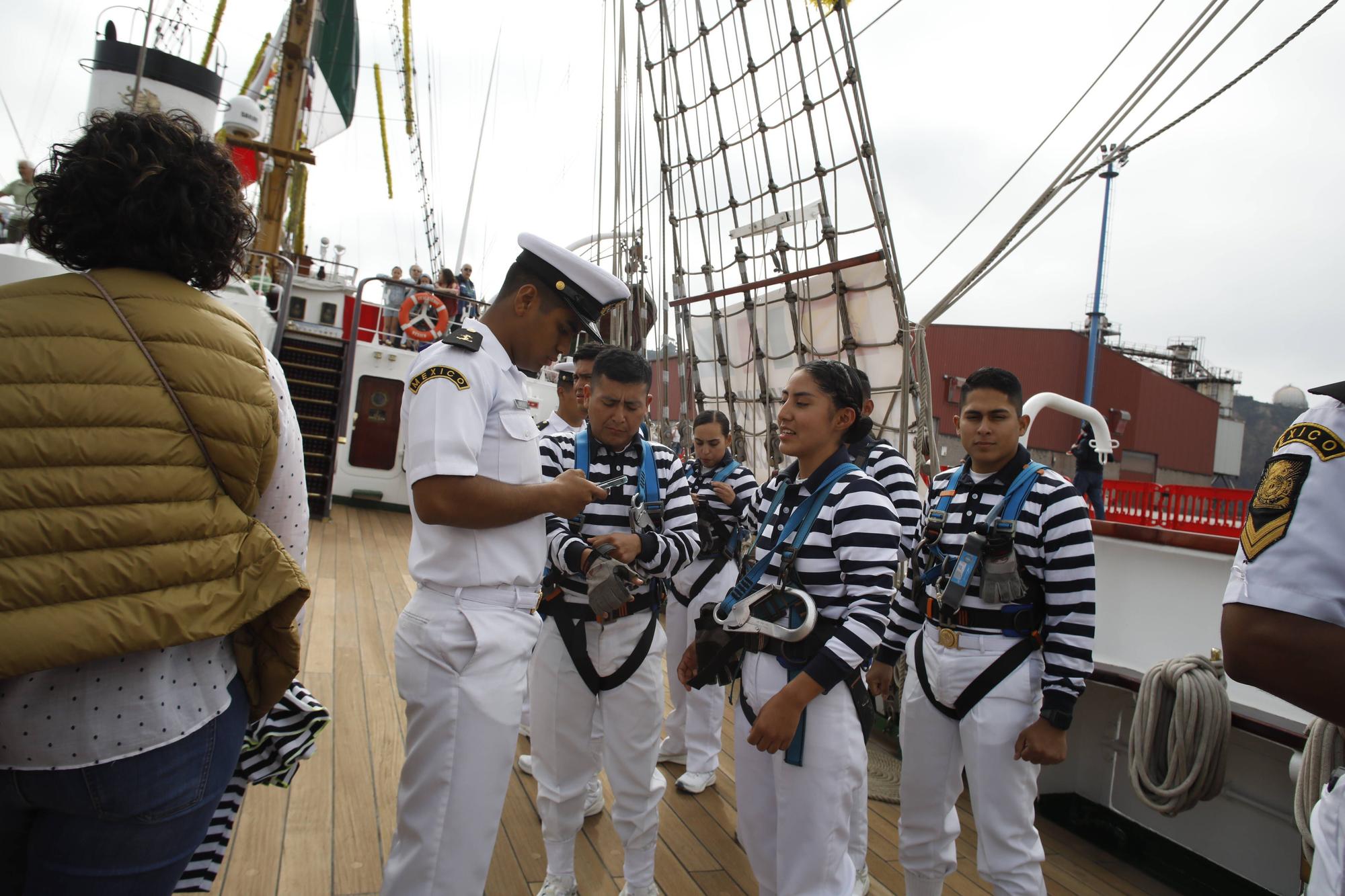 En imágenes: Colas en el puerto de Gijón para visitar el buque escuela de la Armada de México