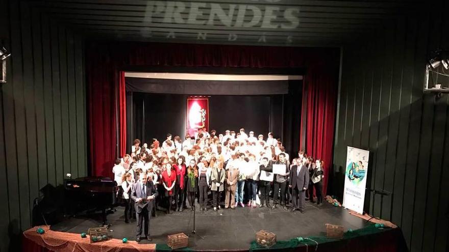 Los tres coros infantiles, interpretando de manera conjunta la pieza obligada del certamen.