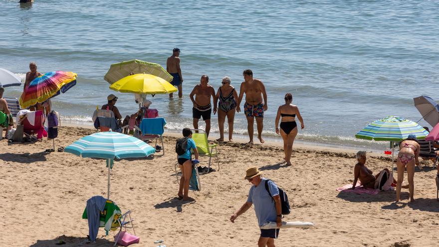 Las noches tropicales persisten esta semana en el litoral de Alicante pese a la bajada de temperaturas