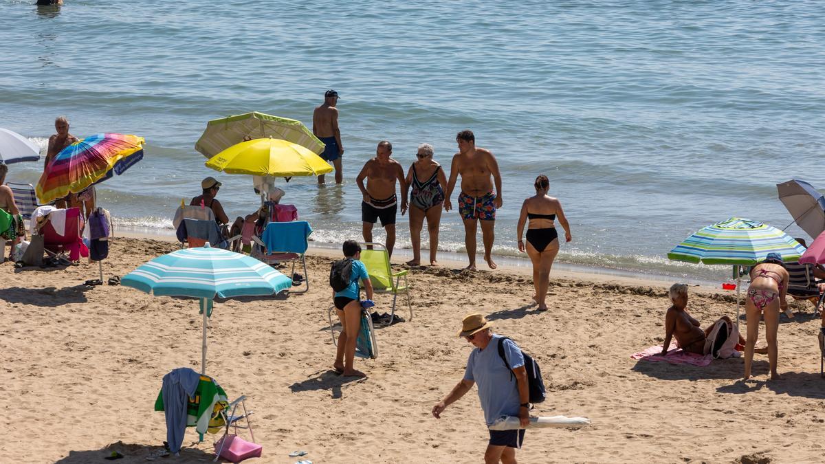 Aspecto que presentaba la playa del Postiguet en Alicante este fin de semana.