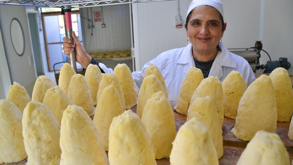 Natalia Lobeto Álvarez posa tras los gorollos de queso casín en su quesería en El Campu.