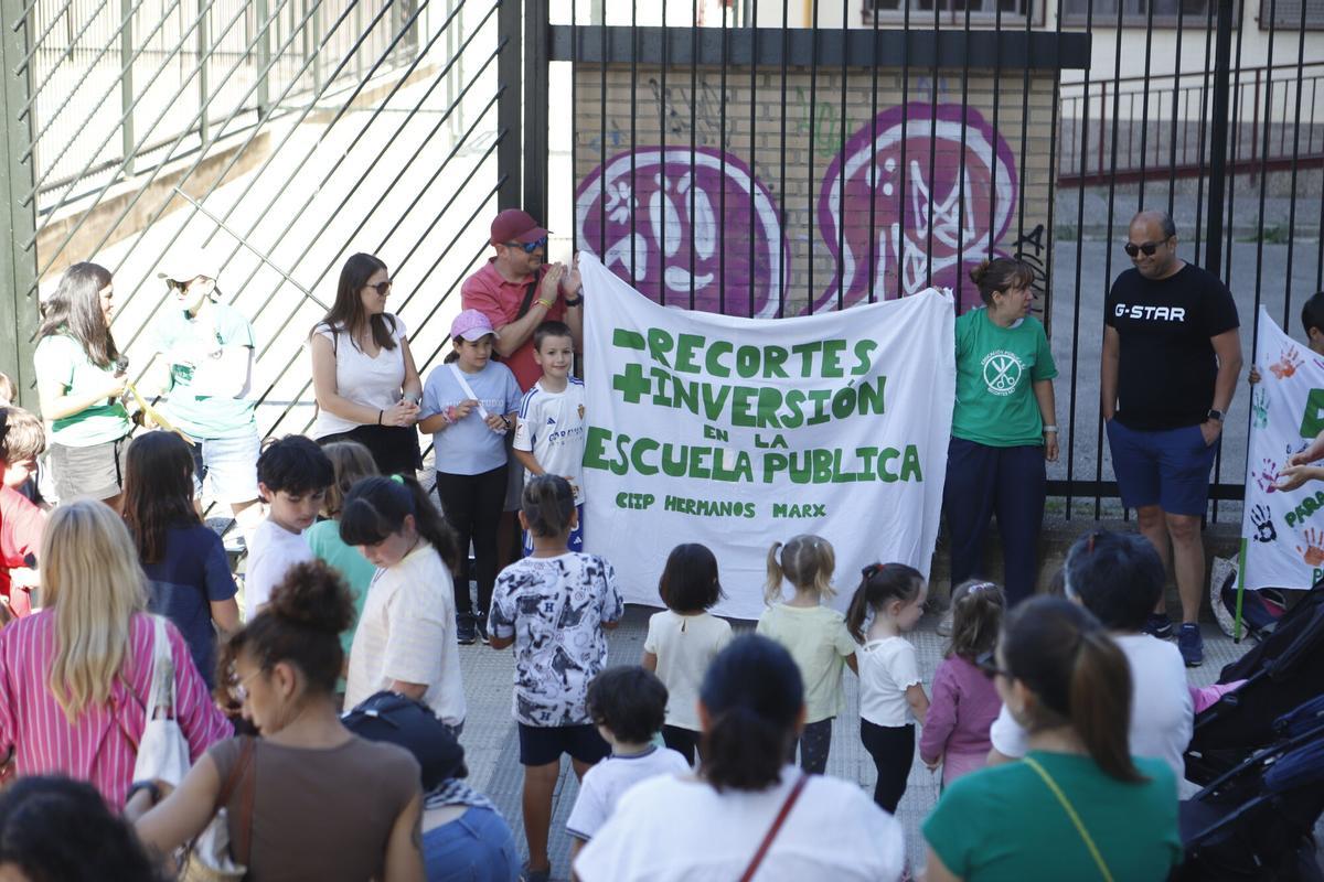 CEIP HERMANOS MARX SE CONCENTRA POR EL CIERRE DE UNA VIA